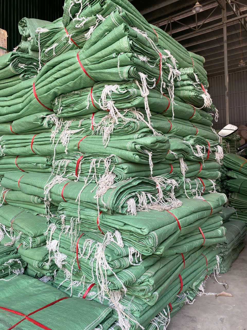 Bao tải xanh viền miệng